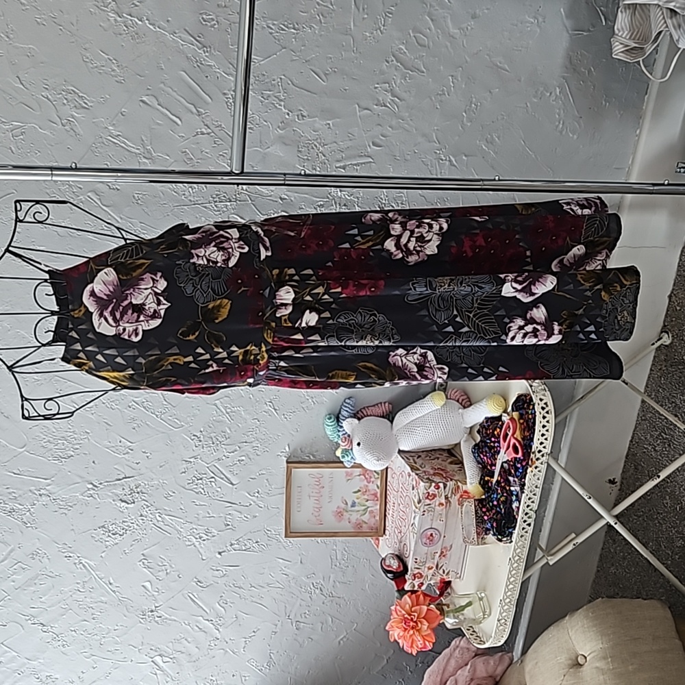 Everly floral halter midi dress. Size M.